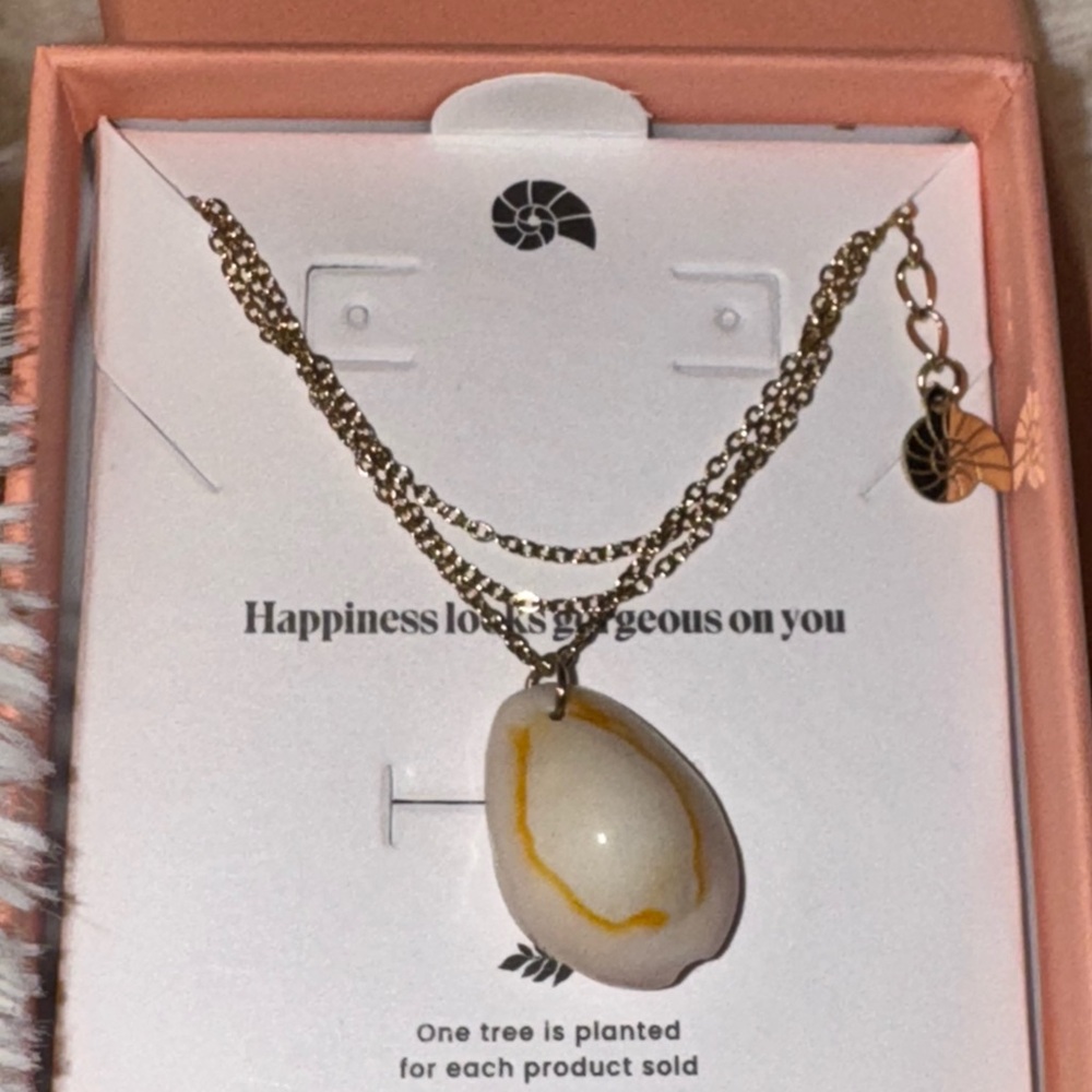 Gold and Cream Pendant Necklace